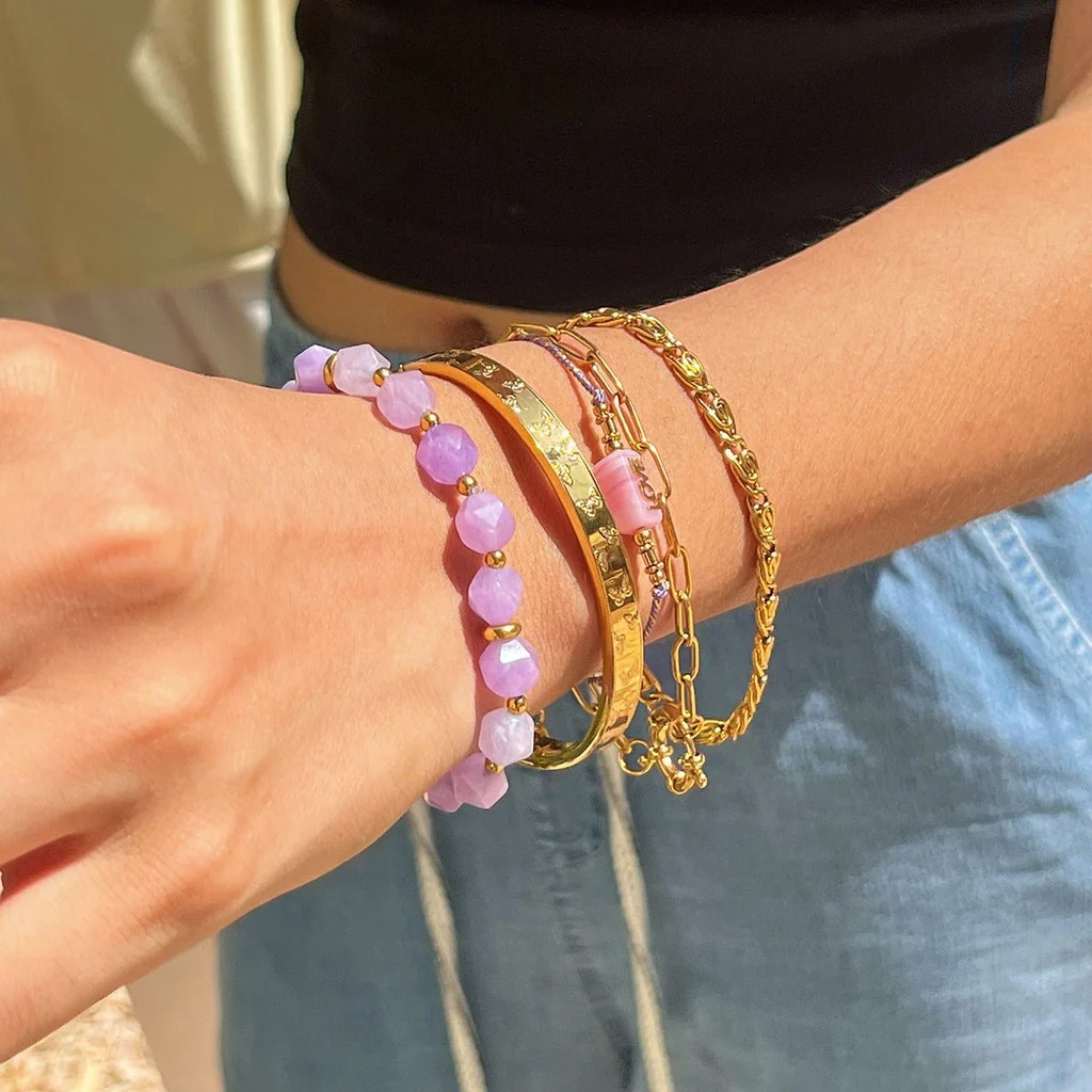 Detail náramku ELENYS Amethyst Aura – ametystové korálky